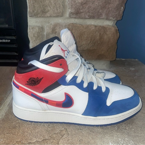 Air Jordan 1 Mid SE GS Multi-Color Swoosh Size 7Y (8.5 W) - Picture 2 of 6